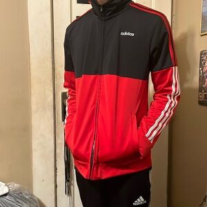 Boys hip up adidas jacket with inside pockets.